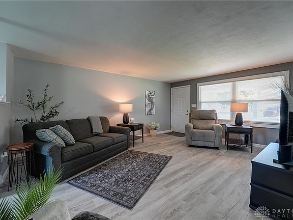 3rd image of 414 E Harmon Dr