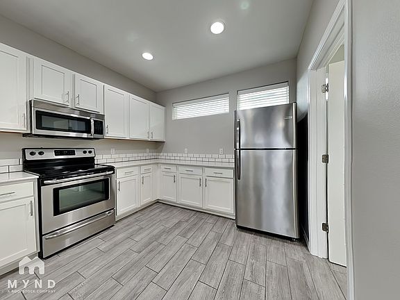 4th image of 122 E Sycamore St #122