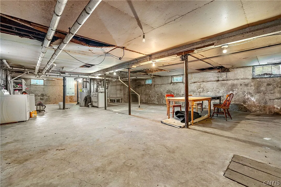 3 bed, 1.0 bath, 1939 sqft, $1,800 — Photo 1