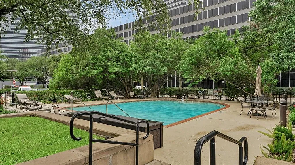 1 bed, 1.0 bath, 856 sqft, $1,900 — Photo 2