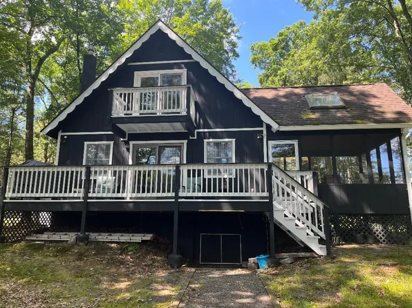 129 Hemlock Point Ct, Hawley, PA 18428