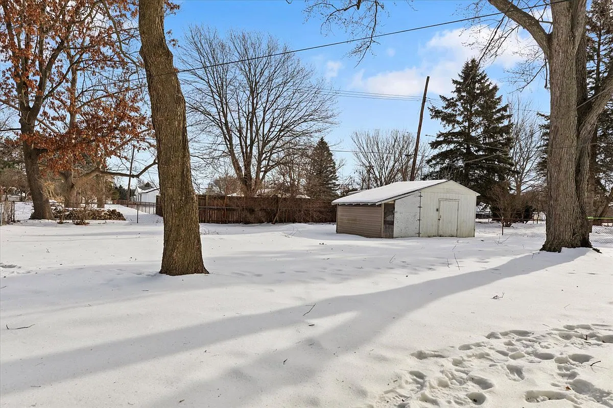 3 bed, 1200 sqft, $2,100 — Photo 2