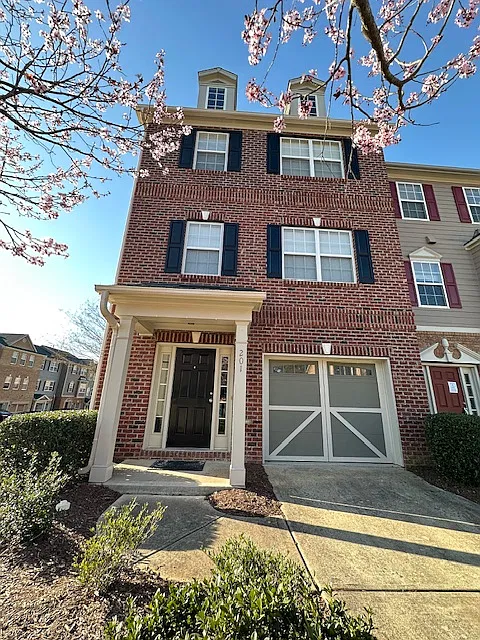 4 bed, 2053 sqft, $700 — Photo 1