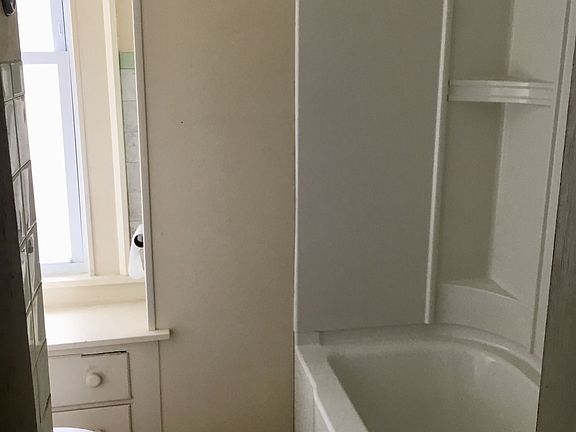 206 Maple Bathroom