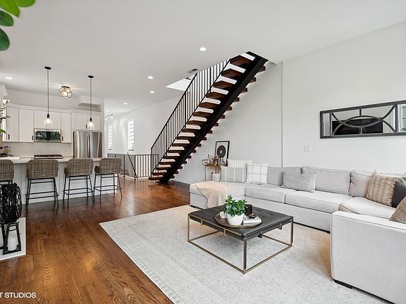 3rd image of 914 N Hermitage Ave #3