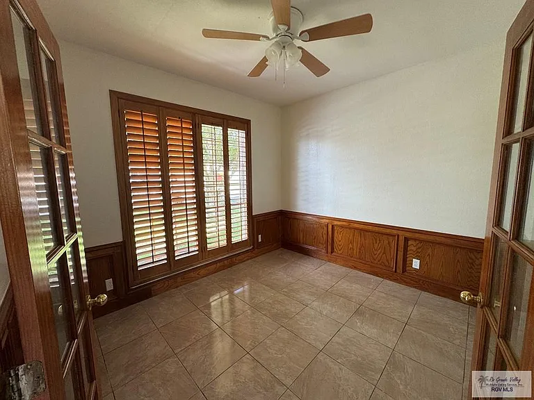 3433 Burgundy Dr — Photo 3