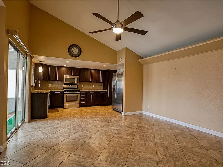 3956 Clear View Dr — Photo 4