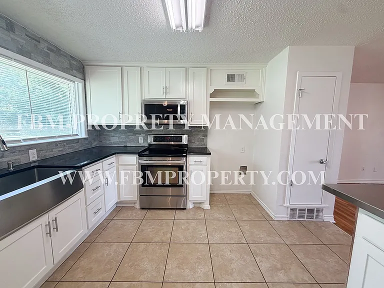 1408 Nichols St — Photo 6