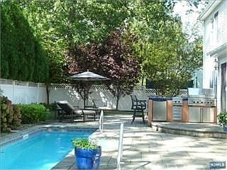 3rd image of 315 Evergreen St