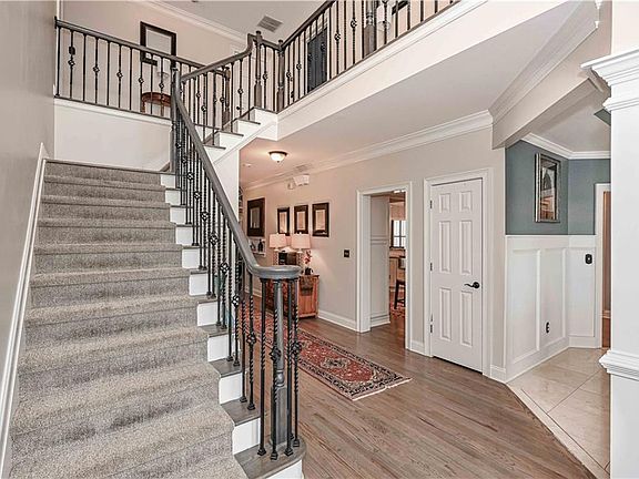 5th image of 301 Quiet Hill Ln
