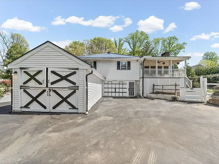225 Chestnut St — Photo 37
