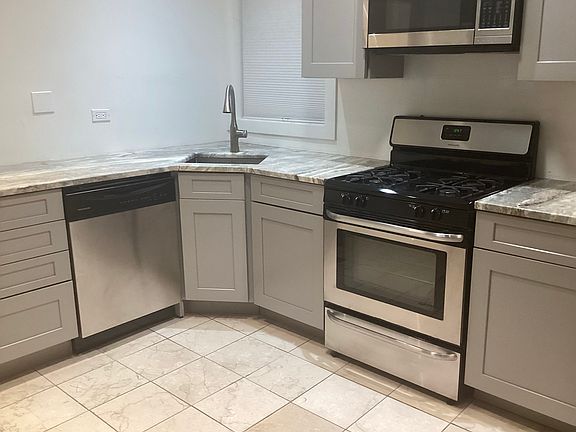 3rd image of 1010 N Oakley Blvd #1