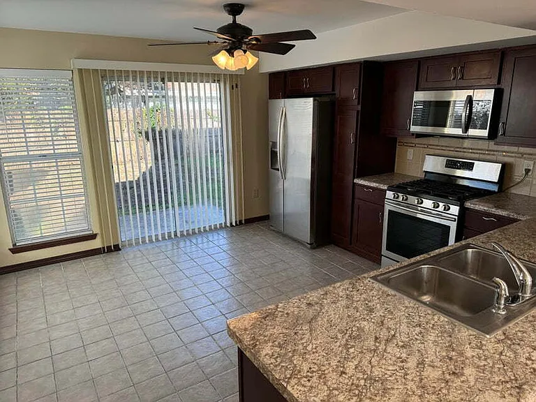 380 Canterbury Cir NW — Photo 5