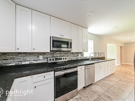 4th image of 9425 Victoria Dr