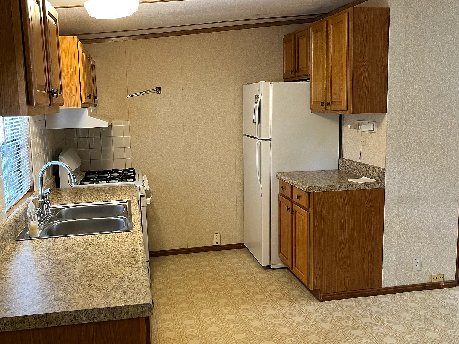 3 bed, 960 sqft, $1,300 — Photo 4