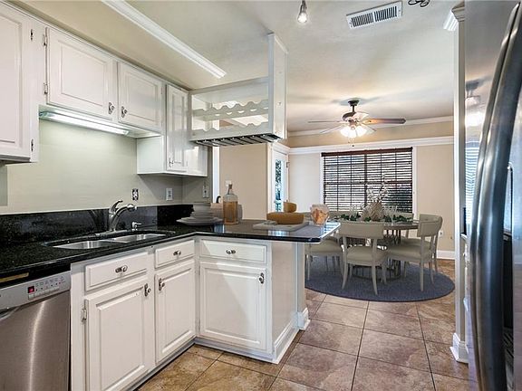 4th image of 1102 Livingston St #6