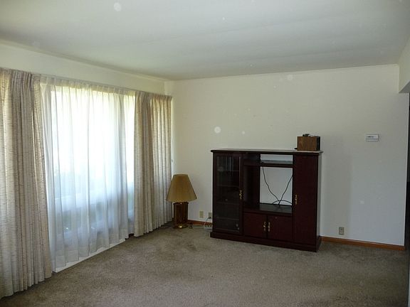 5th image of 668 Meadow Dr