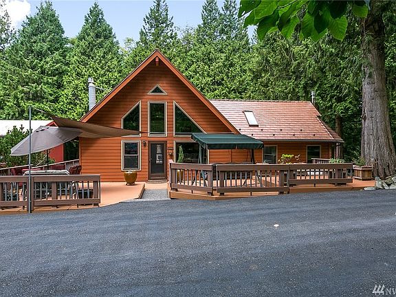 Expansive low maintenance composite decking wraps around the whole house for year round enjoyment and entertaining.