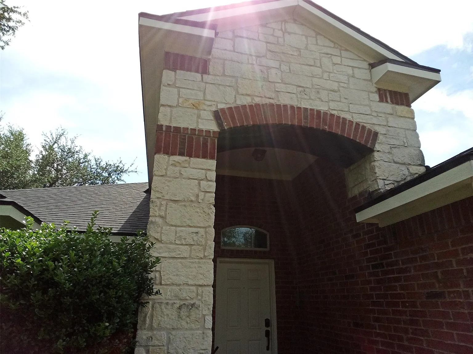 3 bed, 2.0 bath, 1826 sqft, $2,000 — Photo 2