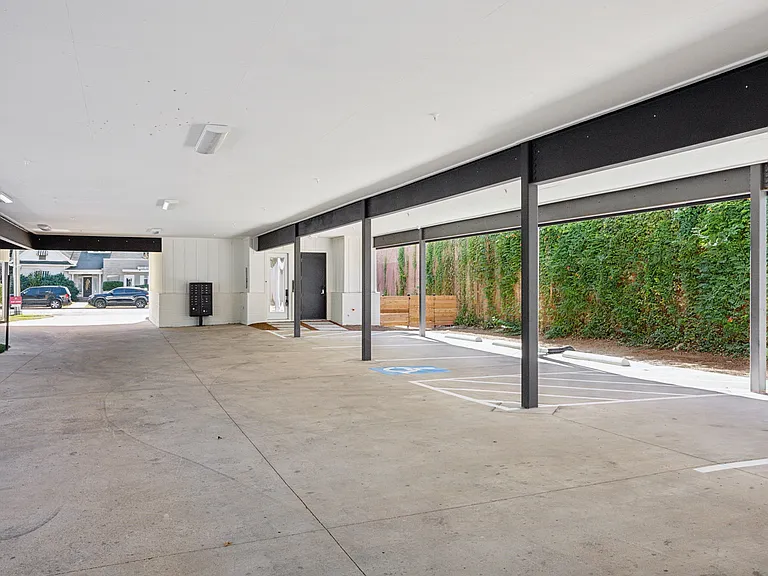 Guest House on Bryan — Photo 21