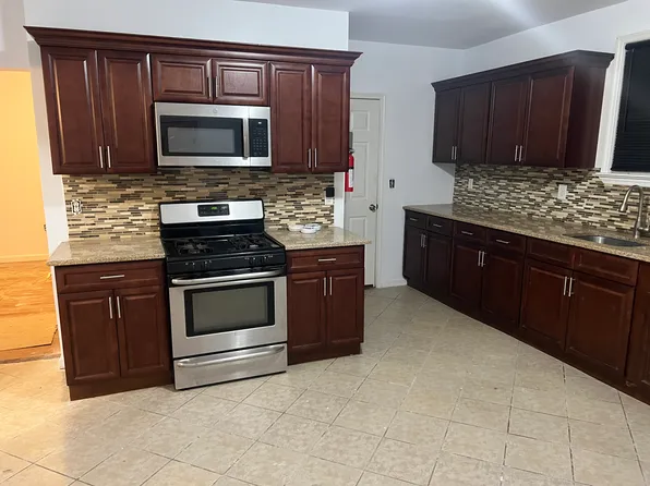 11 Meadow St #1, Bayonne, NJ 07002