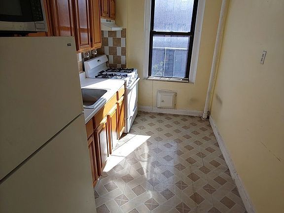 5th image of 30-70 34th St #3A