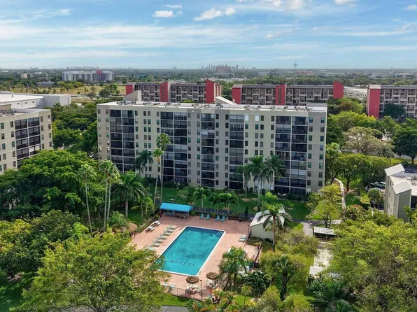 2205 S Cypress Bend Dr, Pompano Beach, FL