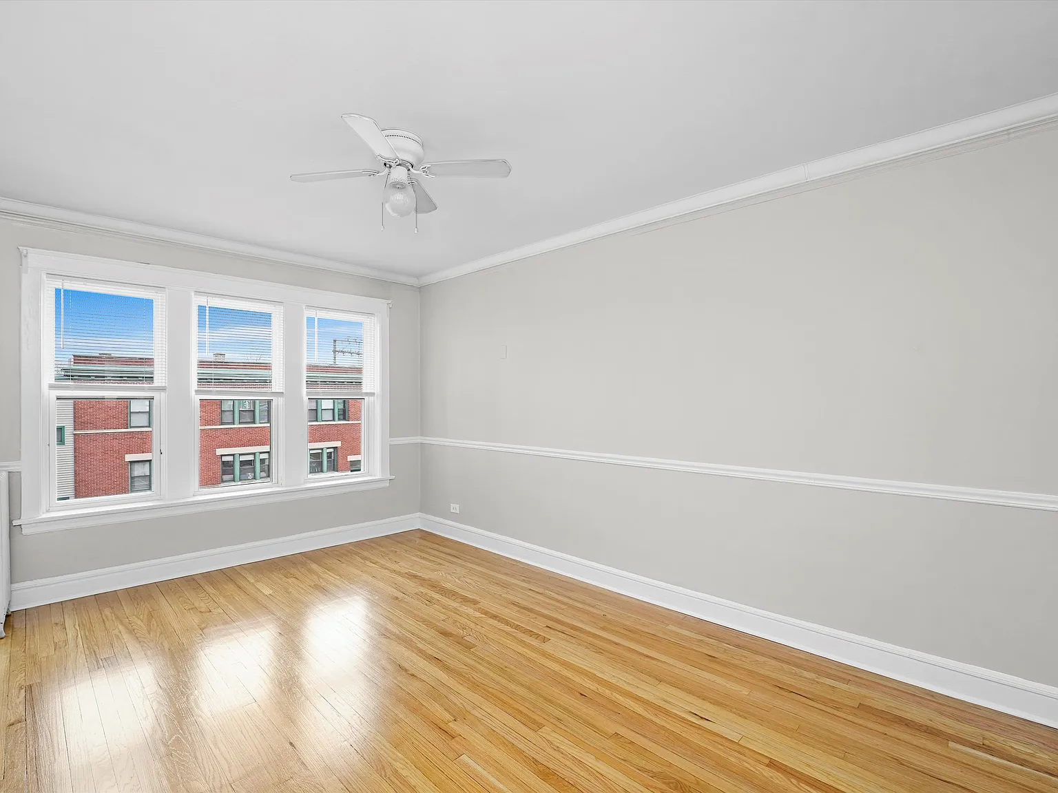 Spacious and Bright Top-Floor Forest Park Studio | Eat-In Kitchen | Heat Included | Near Blue Line — Photo 2