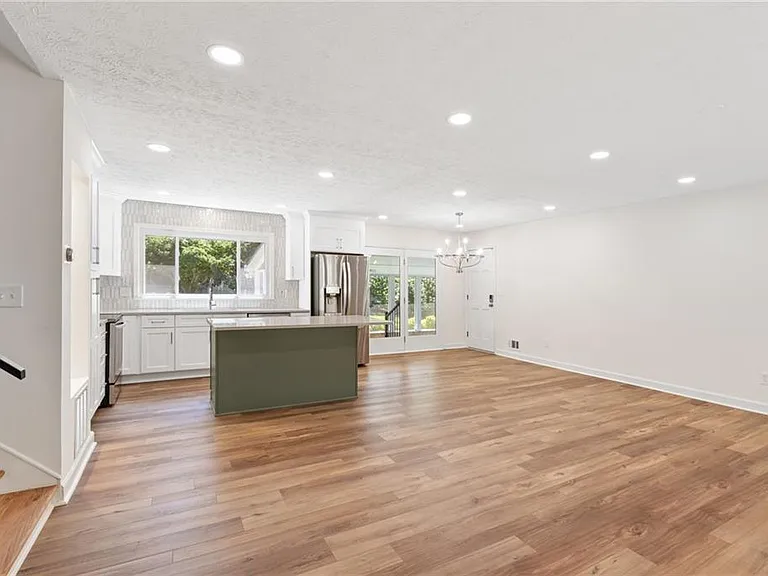 472 Barnesdale Dr — Photo 3