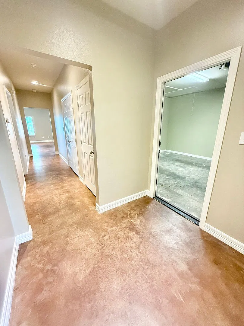 Spacious 3-bed/2-bath with Garage! — Photo 2