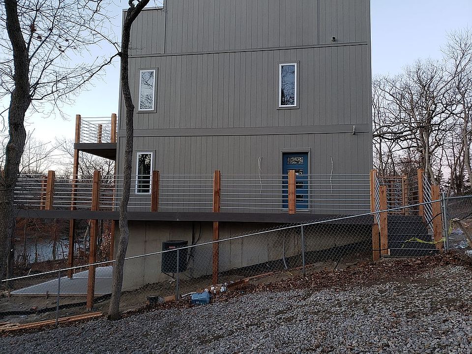 2nd image of 110 SE Lakeview Dr