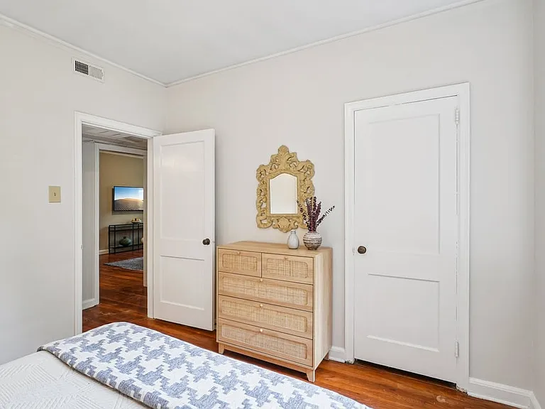 Cameron Court Apartments — Photo 74