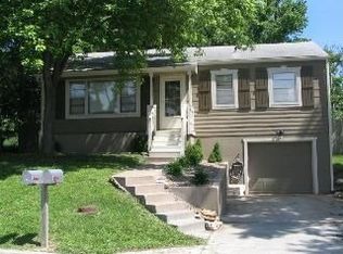906 Elizabeth St, Liberty, MO 64068