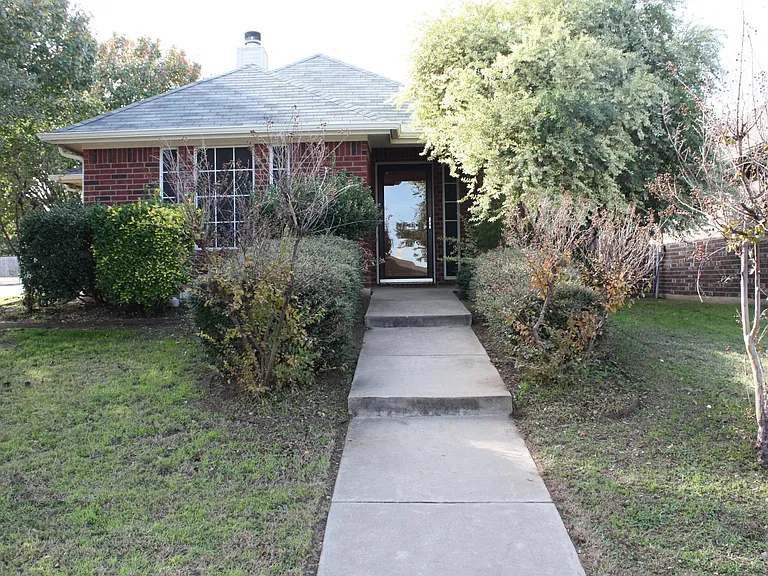 701 Stribling Cir — Photo 2