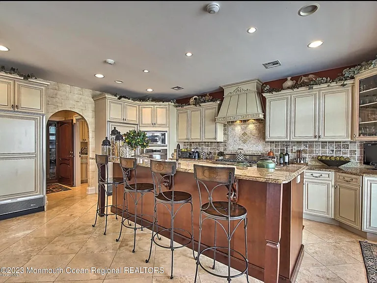 220 Pointe Dr — Photo 6