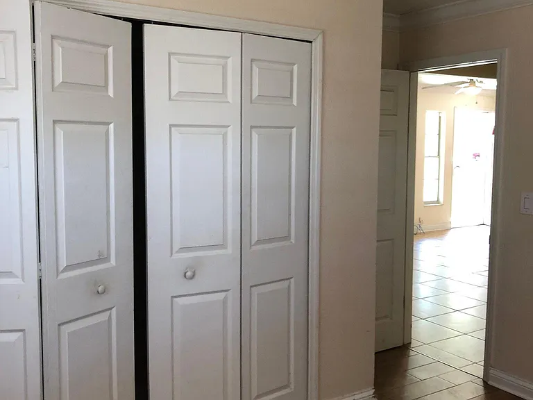 Bethroom 1 closet and entrance