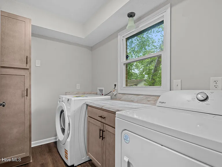 605 Winchester Rd — Photo 15