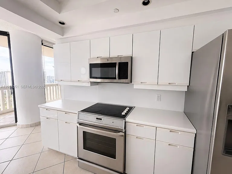 2000 Island Blvd #2710 — Photo 9
