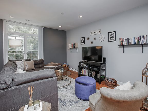 4th image of 1718 W Erie St #2