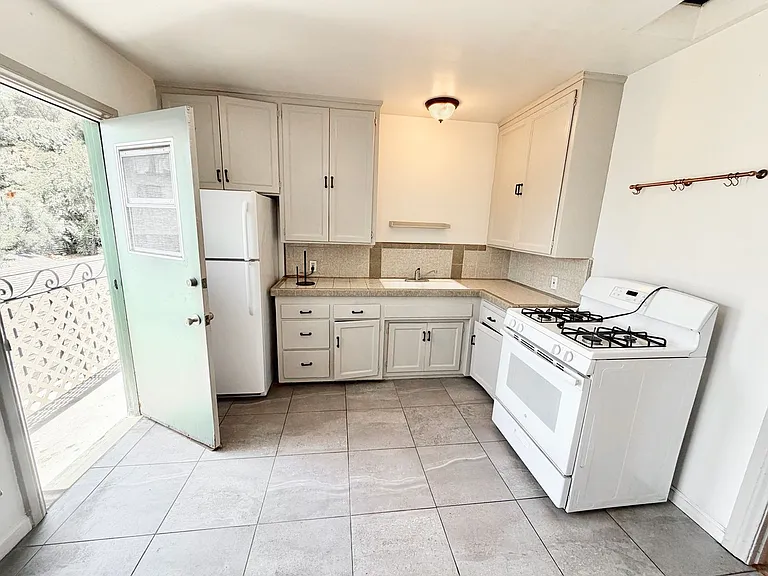 6100 Glen Alder St — Photo 47