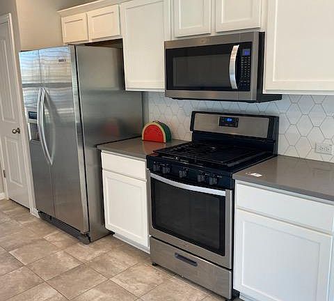Beautiful open kitchen with side by side refrigerator! Stainless steel appliances! Lots and lots of storage!