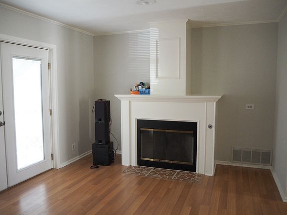 3rd image of 3301 Peachtree St