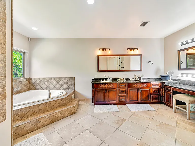 4820 Valjean Ave — Photo 52