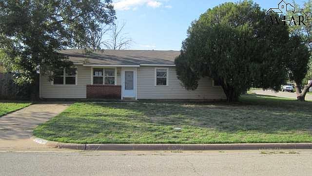 1st image of 210 Loch Lomond Dr