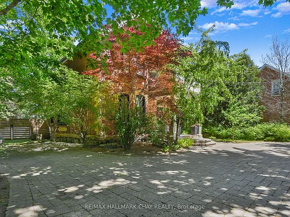 2nd image of 134 Victoria St E