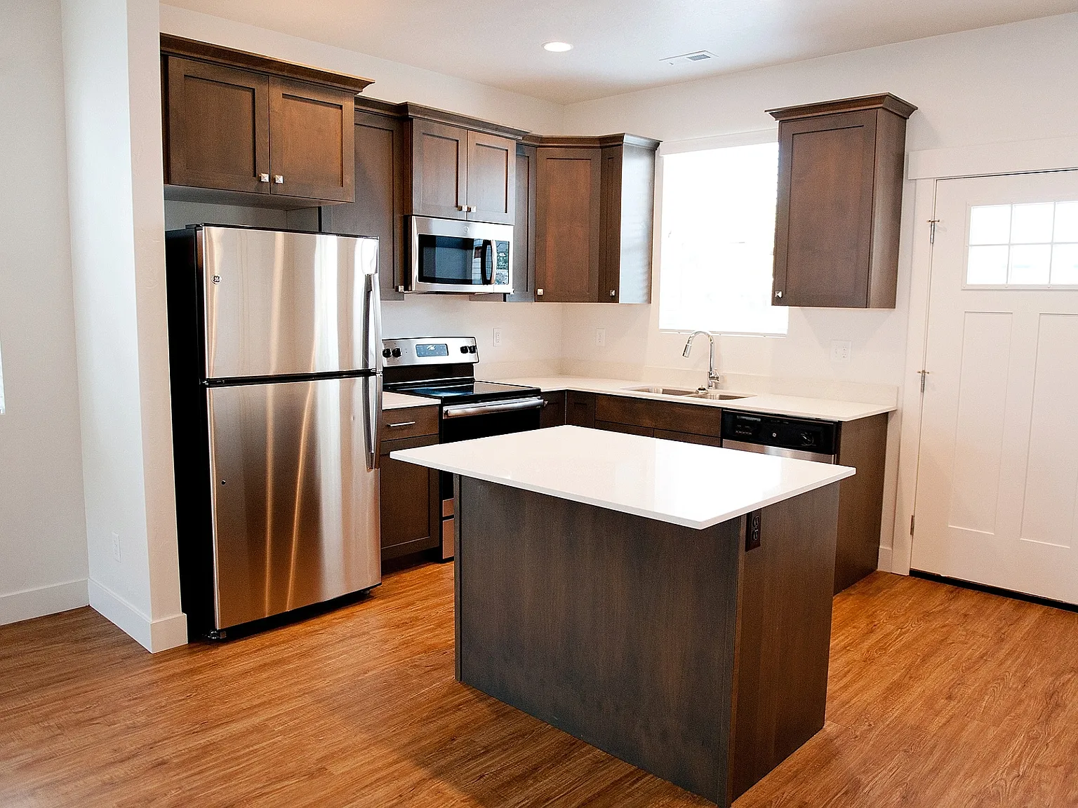 200 N Townhomes - 372 — Photo 2