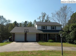296 Raven Oak Dr, Wilkesboro, NC 28697