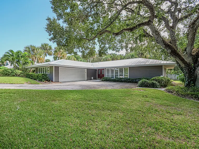 1405 Treasure Cove Ln — Photo 2