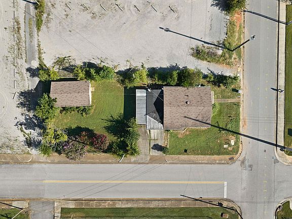 4th image of 301 Enterprise St
