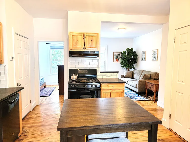142 Grant St #4 — Photo 4